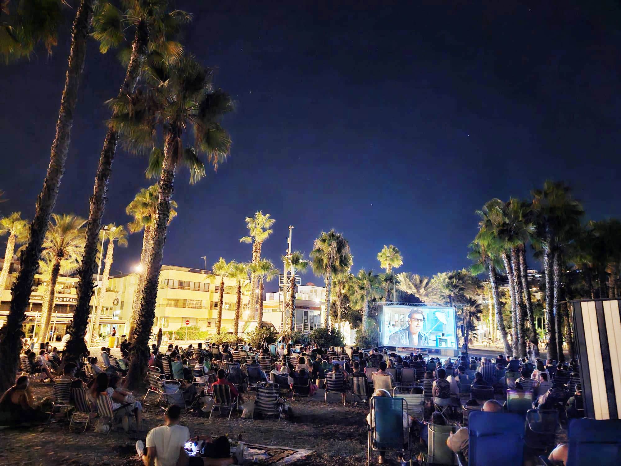 La iniciativa 'Una playa de cine' reúne a un millar de personas los lunes de agosto en las playas de Almuñécar

